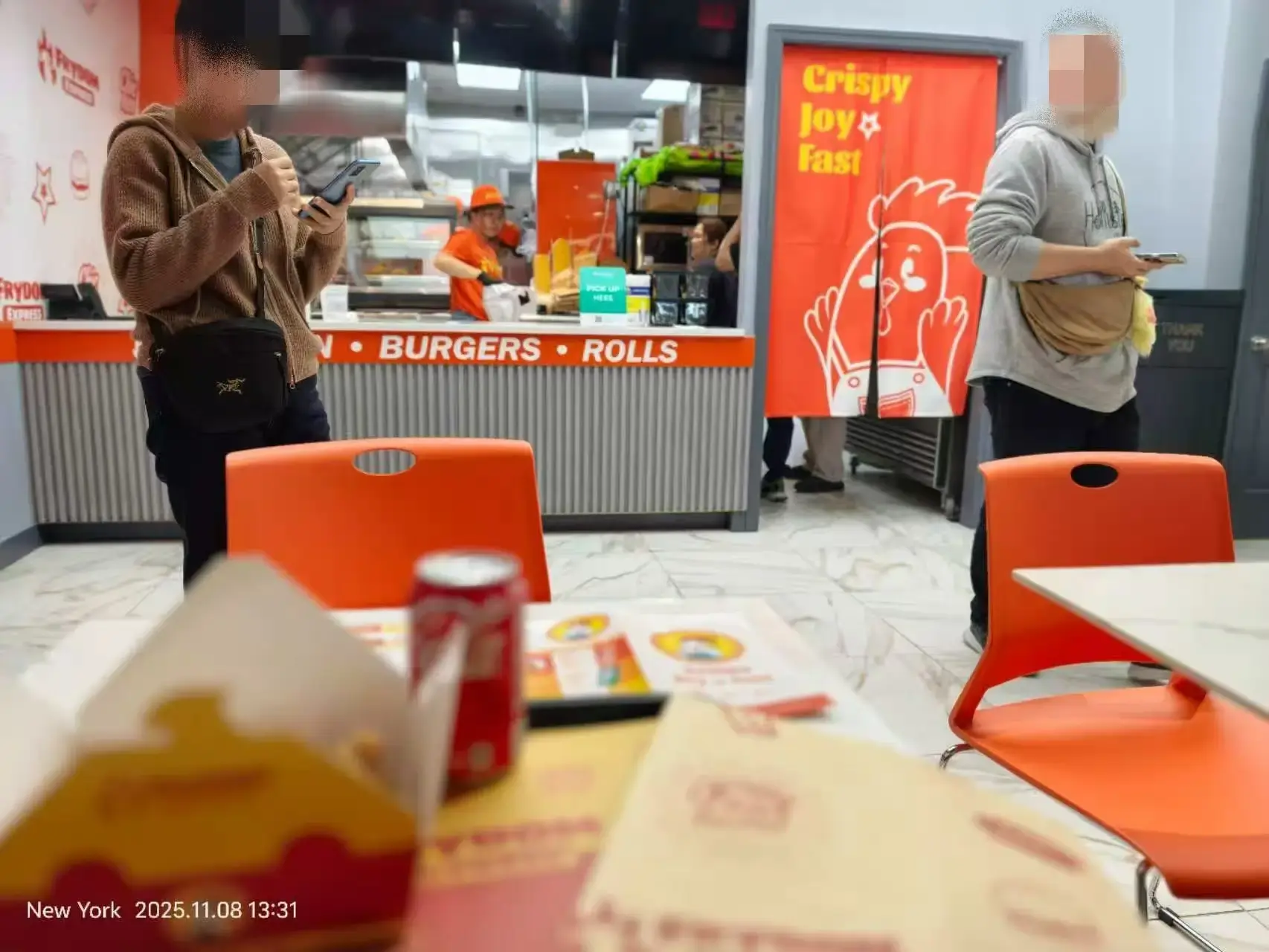 Frydom 店内顾客用餐场景