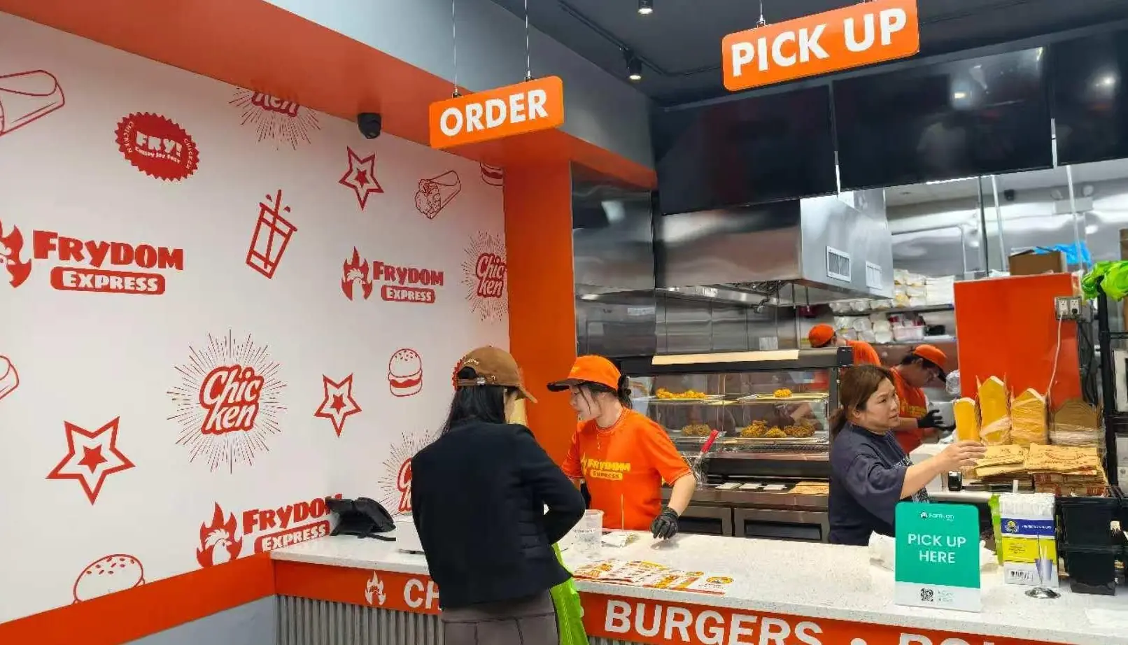 Frydom 店内收银与出餐区